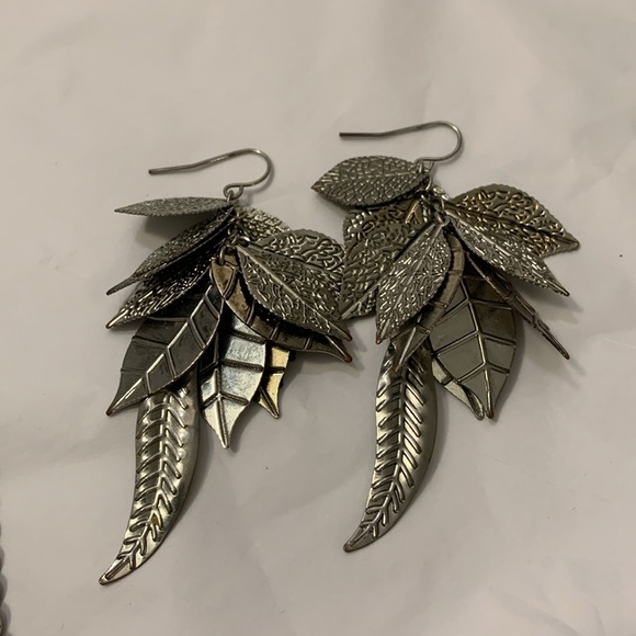 Tri Color Leaf Necklace & Earrings Set - Picture 2 of 8